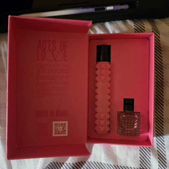Valentino Vibrant Pink Perfume - Picture 2 of 2